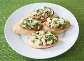 spinach-artichoke-white-bean-crostini