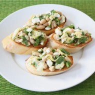 spinach-artichoke-white-bean-crostini