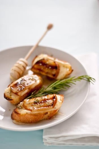 Grilled-pear-brie-and-honey-crostini1