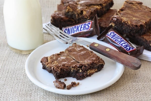 https://www.twopeasandtheirpod.com/wp-content/uploads/2011/10/peanut-butter-snickers-brownies3.jpg