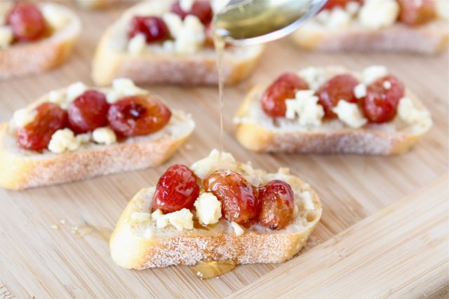 roasted-grapes-blue-cheese-crostini2