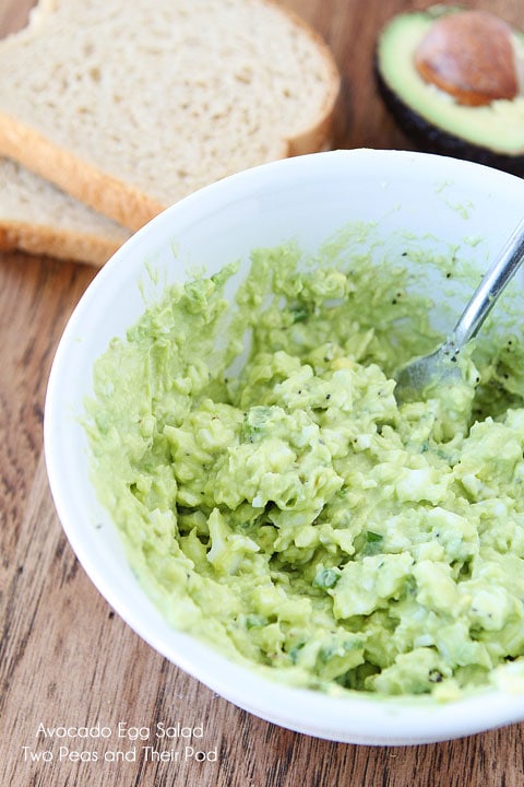 Receta fácil de ensalada de huevo con aguacate en bol