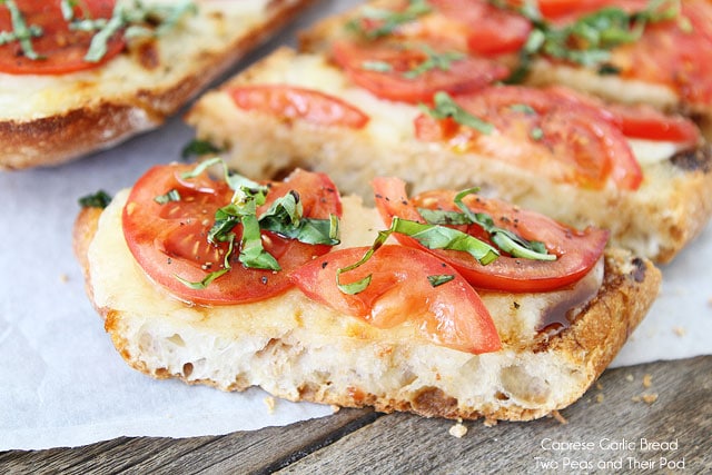 If you like caprese salad, you will LOVE this easy Caprese Garlic Bread. 