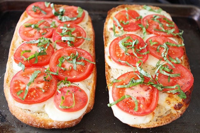 Caprese Garlic Bread Recipe The perfect garlic bread for summer!