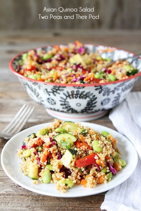 salată Asiatică de Quinoa pe farfurie