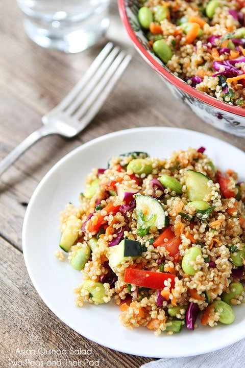 asiatisk salat i skål med gaffel