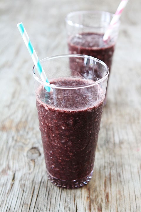 Blueberry Pomegranate Smoothie Recipe on twopeasandtheirpod.com. 5 ingredients and only takes 5 minutes to make!