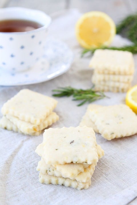 Lemon Rosemary Shortbread Recipe on twopeasandtheirpod.com Älskar dessa små citronkakor!