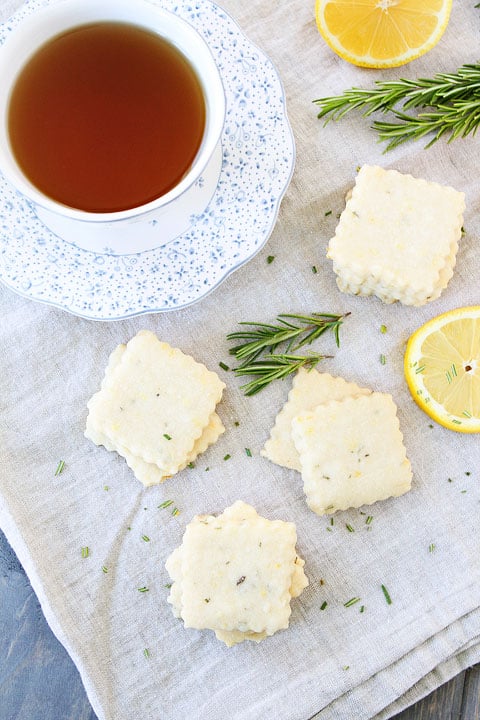 Recette de biscuits sablés au citron et au romarin sur twopeasandtheirpod.com 