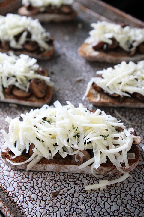 Roasted-Mushroom-and-Gruyere-Toasts-5