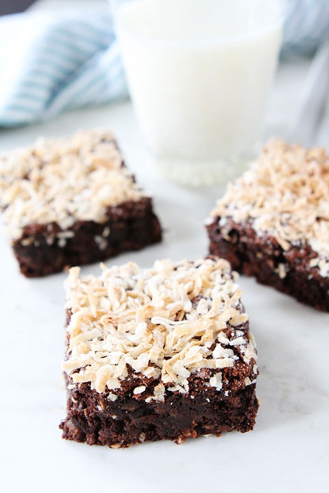  Recette de Brownie à la noix de coco sur twopeasandtheirpod.com . Brownies fudgy à base d'huile de noix de coco et garnis de noix de coco râpée!