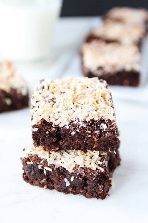  Ricetta Brownie al cocco su twopeasandtheirpod.com. Brownies Fudgy a base di olio di cocco e condita con cocco tagliuzzato! # brownies # coconut