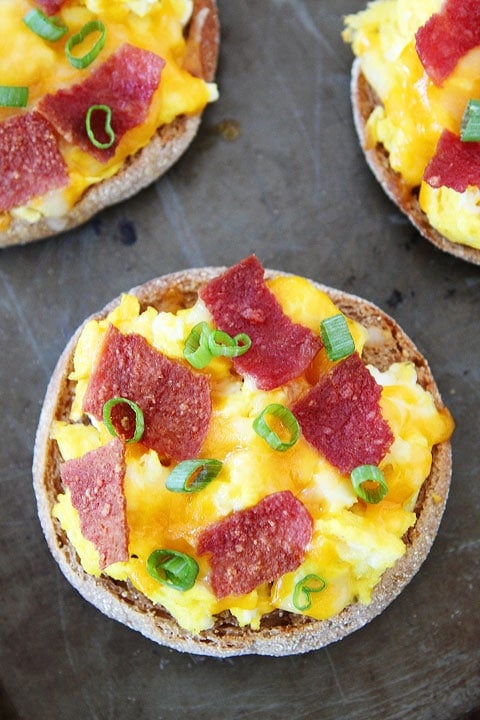 English Muffin Breakfast Pizzas on twopeasandtheirpod.com #recipe #breakfast #backtoschool