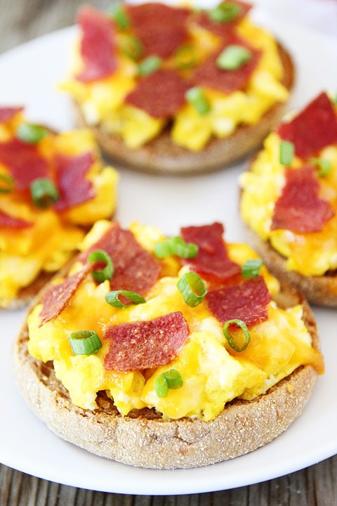 English Muffin Breakfast Pizzas on twopeasandtheirpod.com A quick and easy breakfast recipe that kids and adults will love! 