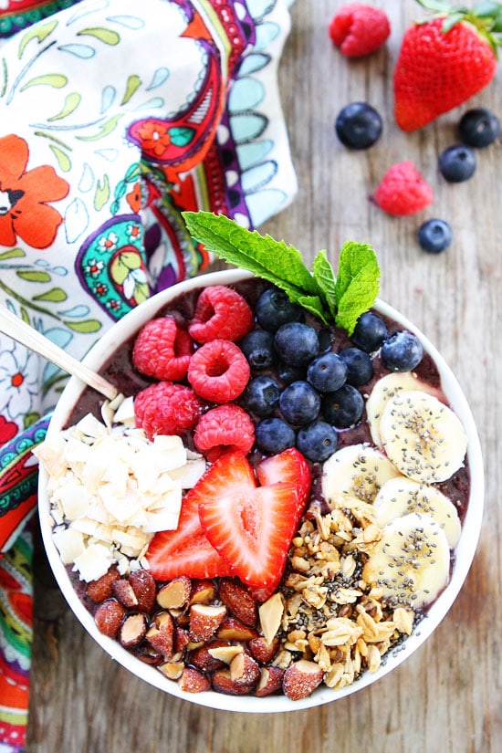 https://www.twopeasandtheirpod.com/wp-content/uploads/2015/05/Berry-Banana-Smoothie-Bowl-4.jpg