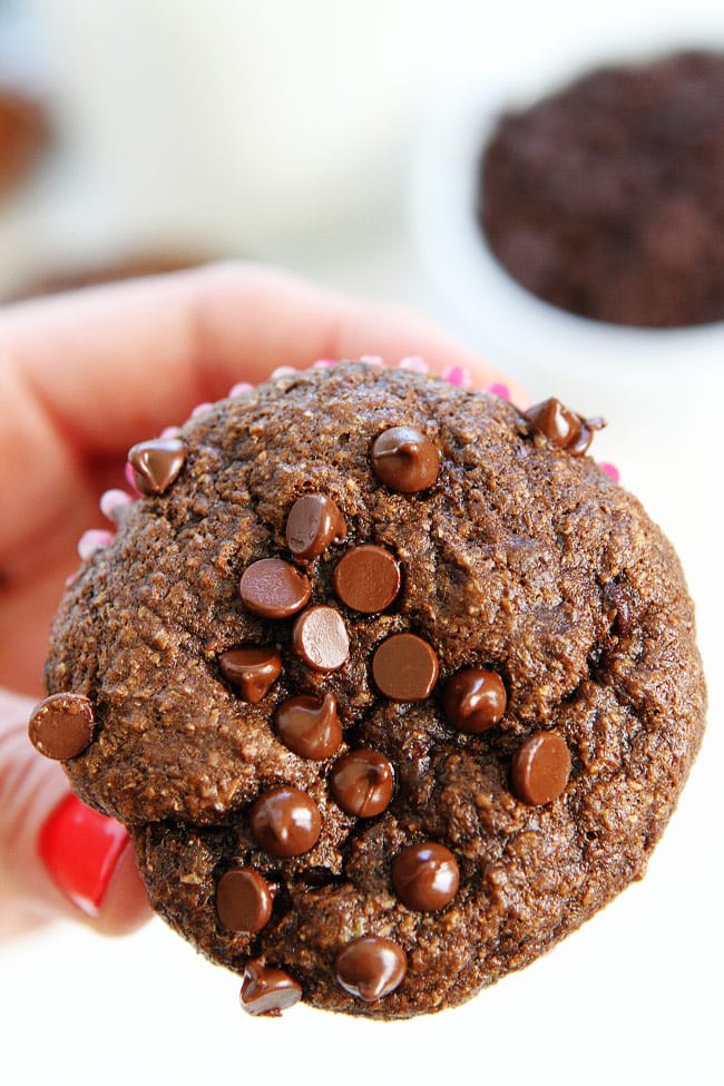 Chocolate Banana Muffins Recipe-These rich and fudgy muffins are healthy enough for breakfast, but good enough for dessert! #muffins #chocolate #banana #vegan #healthyrecipe #baking #easyrecipe #kidfriendly Healthy Chocolate Banana Muffins Recipe