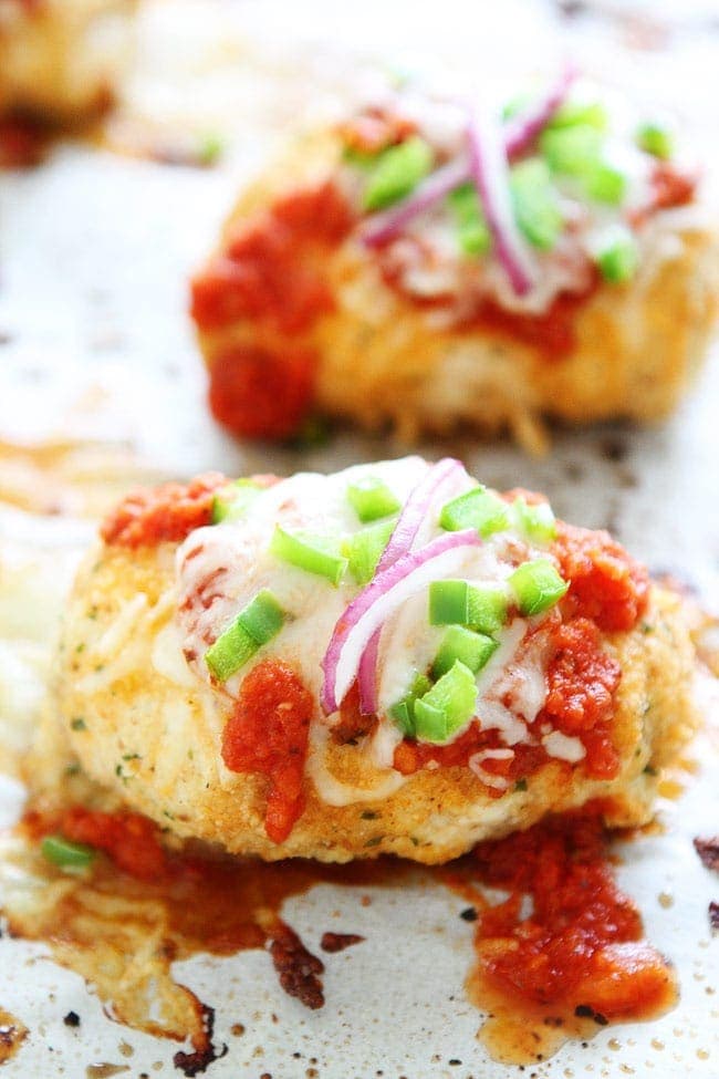 Pizza Stuffed Chicken Roll Ups make a great easy weeknight dinner. 