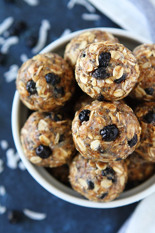 Blueberry Coconut Energy Bites are no-bake and a great healthy snack for kids and adults! #energybites #vegetarian #glutenfree Blueberry Coconut Energy Bites