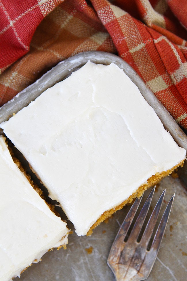 갈색 버터 설탕을 입힌 호박 시트 케이크는 완벽한 가을과 추수 감사절 디저트입니다.