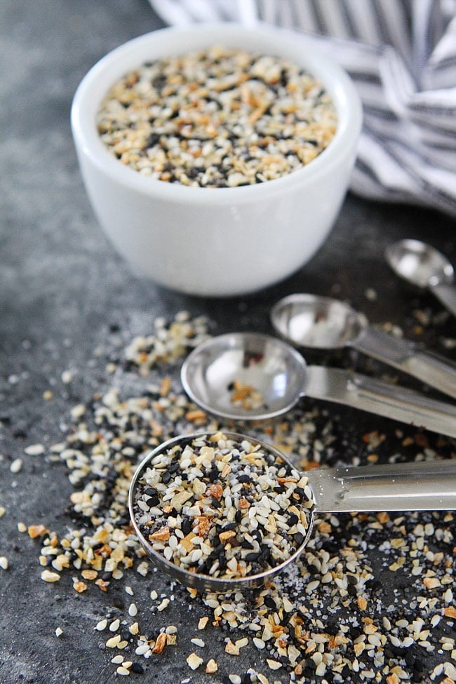 How to Make Everything Bagel Seasoning-if you like Trader Joe's famous seasoning, you will LOVE this one!