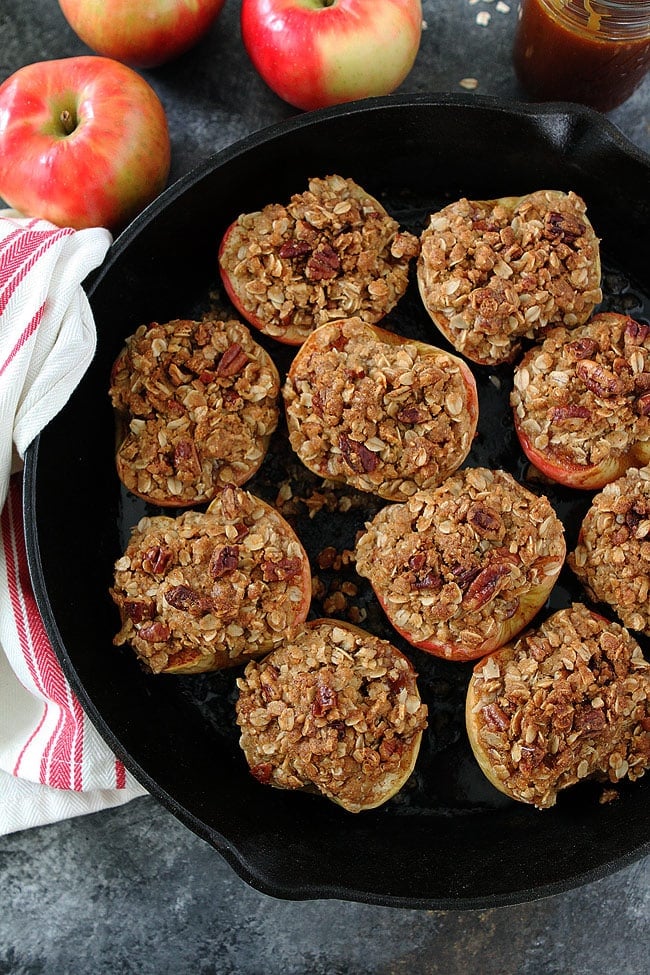 Baked apples with cinnamon streusel topping