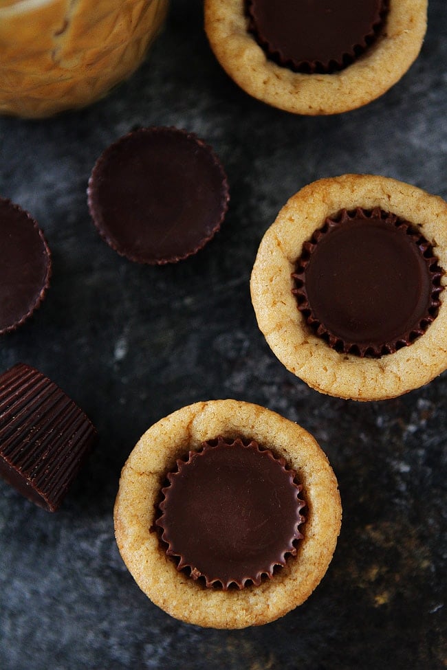 Peanut Butter Cup Cookies-everyone loves these easy peanut butter cookie cups! #peanutbutter #cookies