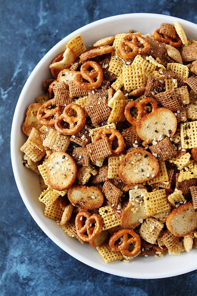 Everything Bagel Chex Mix is the perfect party food. It only takes 15 minutes to make! #chexmix #snack #easyrecipes