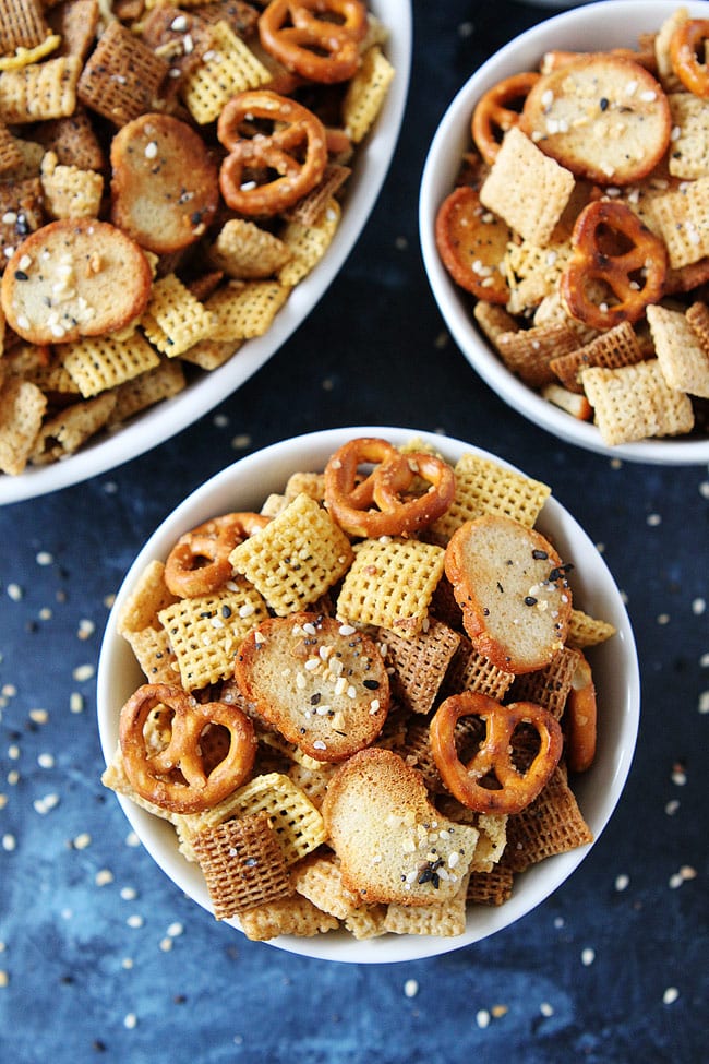 Everything Bagel Chex Mix-classic Chex Mix with an everything bagel seasoning twist! This easy snack mix is perfect for parties or every day snacking! #chexmix #snacks #appetizer #partyfood 