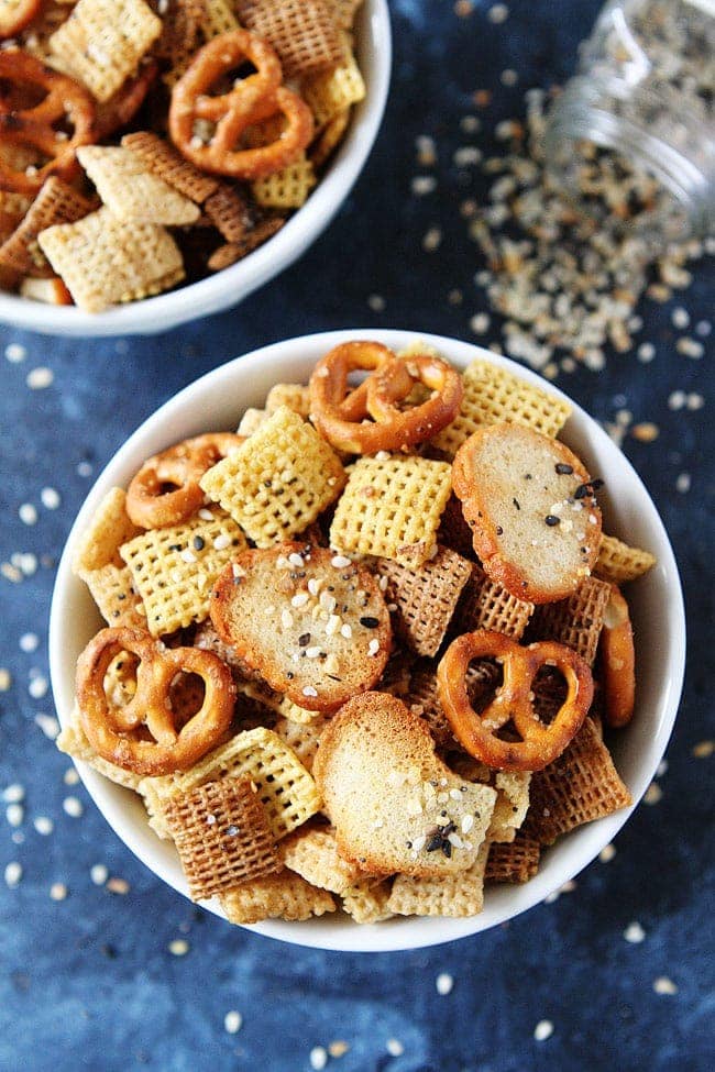 Everything Bagel Chex Mix-classic Chex Mix with an everything bagel seasoning twist! This easy snack mix is perfect for parties or every day snacking! #chexmix #snacks #appetizer #partyfood #everythingbagel
