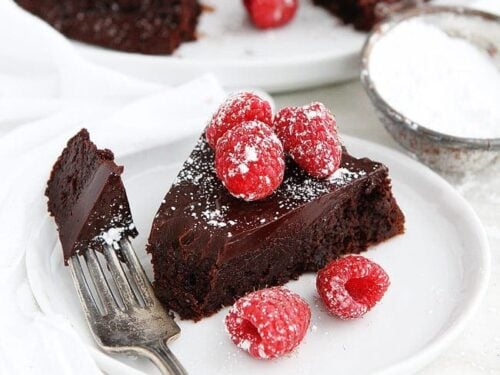 https://www.twopeasandtheirpod.com/wp-content/uploads/2018/01/Flourless-Chocolate-Cake-8-500x375.jpg