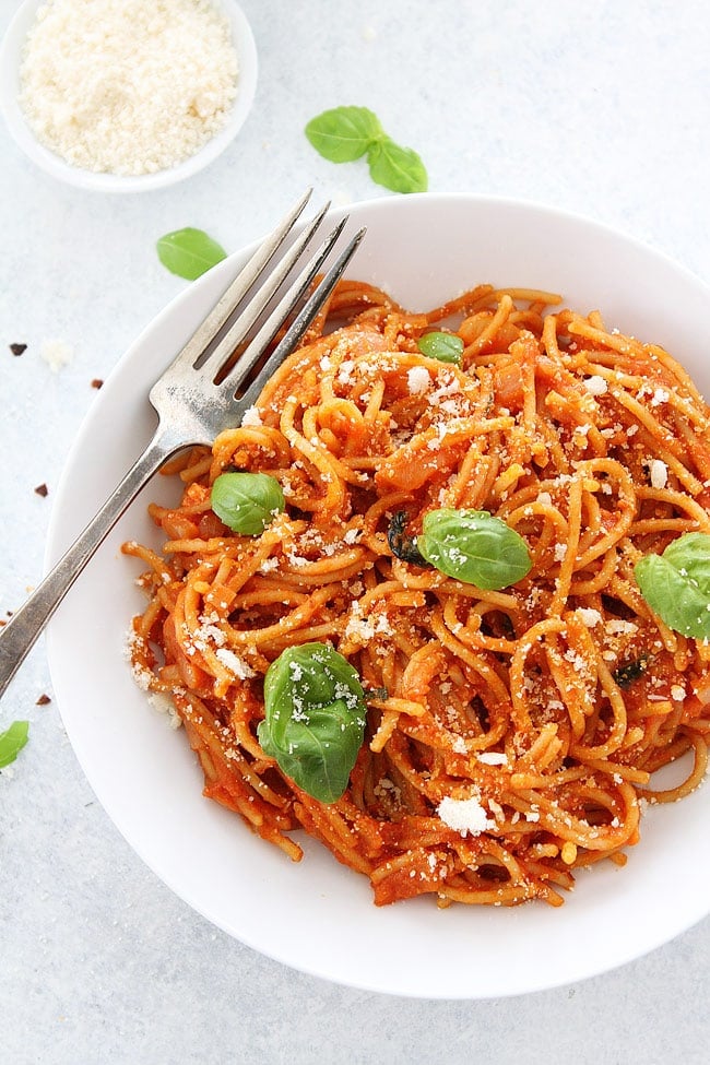 Pasta Pomodoro is a favorite pasta dish and easy to make at home! A great weeknight dinner! #pasta #vegetarian #dinner #easyrecipes #spaghetti #tomatosauce