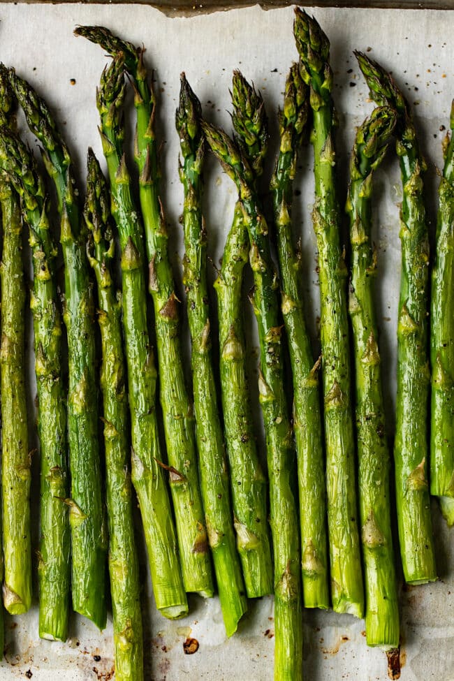 Ofengerösteter Spargel in der Pfanne