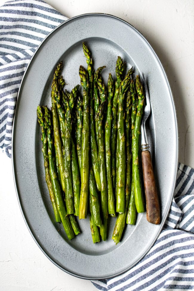 Gerösteter Spargel auf einer Platte