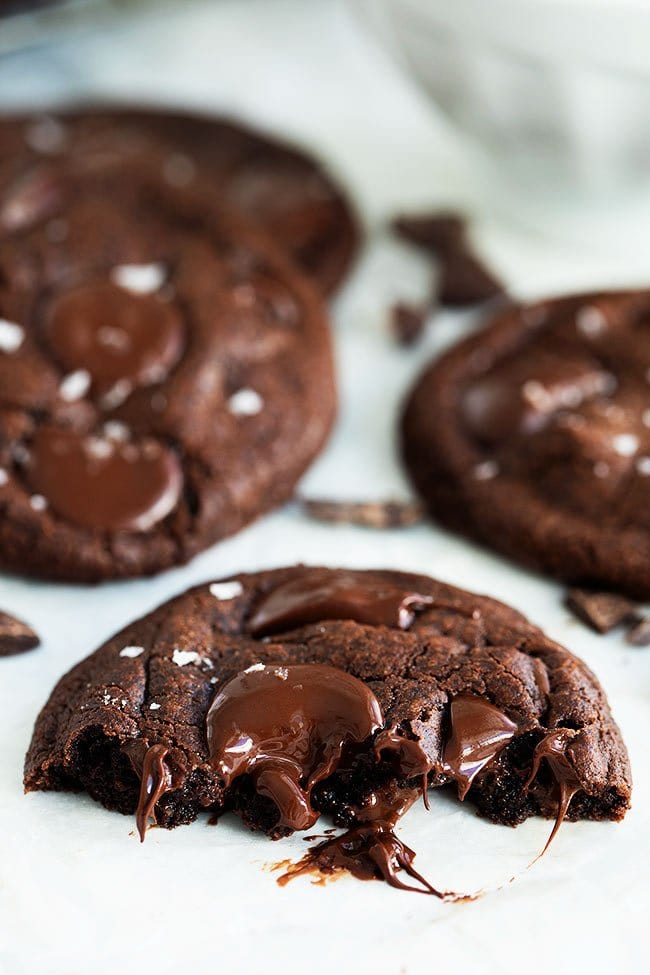 Chocolate Cookies Made With Cocoa Powder, Chocolate Chips, Chocolate Chunks, And Finished With A Sprinkling Of Flaky Sea Salt. This Is The ULTIMATE Chocolate Cookie Recipe! #cookies #chocolate #chocolatecookies #dessert #baking #valentinesday #christmascookie gooey chocolate cookie