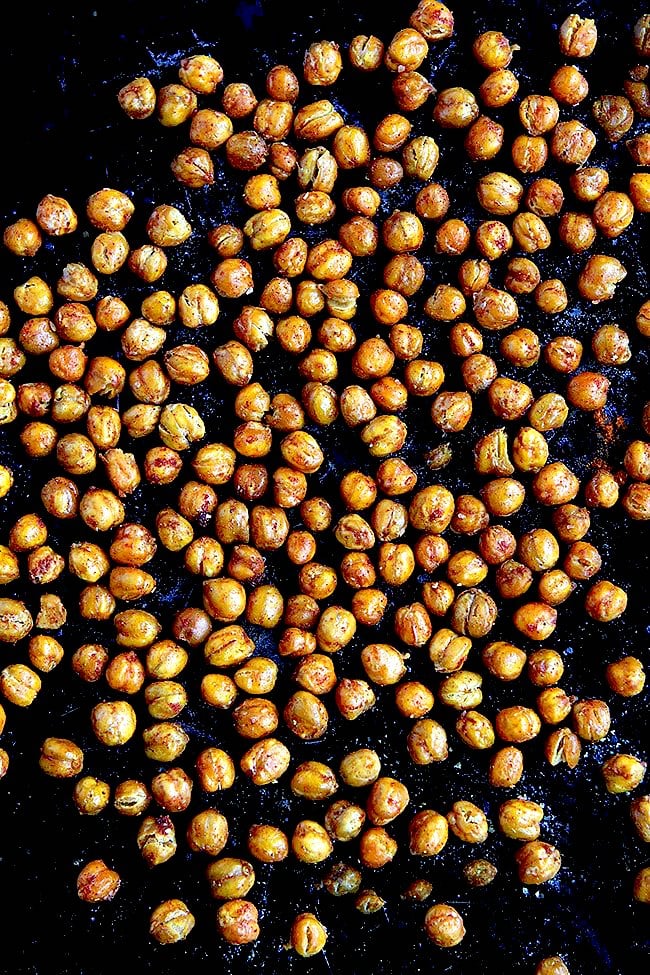 You Only Need 4-Ingredients To Make These Crispy Roasted Chickpeas. Roasted Chickpeas Are The Perfect Healthy Snack Or You Can Add Them To Salads And Bowls. #chickpeas #garbanzobeans #vegan #vegetarian #healthyrecipe #glutenfree #snack #healthysnack #easyrecipe Crispy Roasted Chickpeas