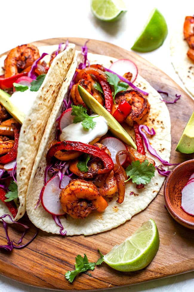 shrimp fajitas with toppings