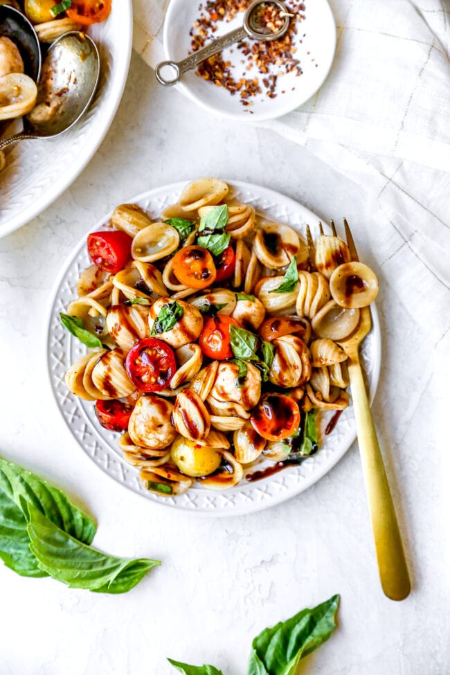 How to make caprese pasta salad