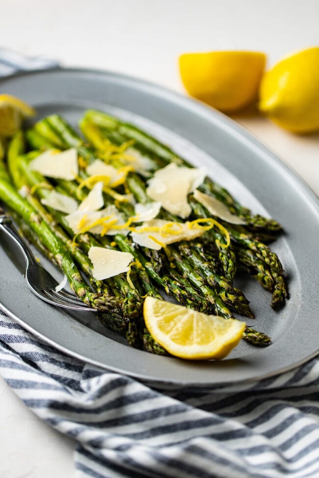 gerösteter Spargelrezept auf Platte mit Zitrone und Parmesan