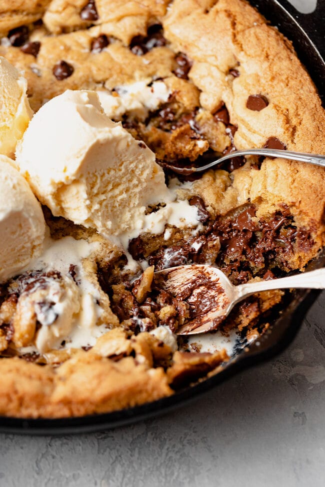 Skillet Chocolate Chip Cookie {Pizookie} - Two Peas & Their Pod