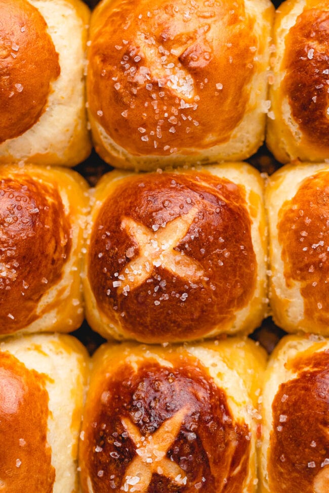 How to make pretzel rolls