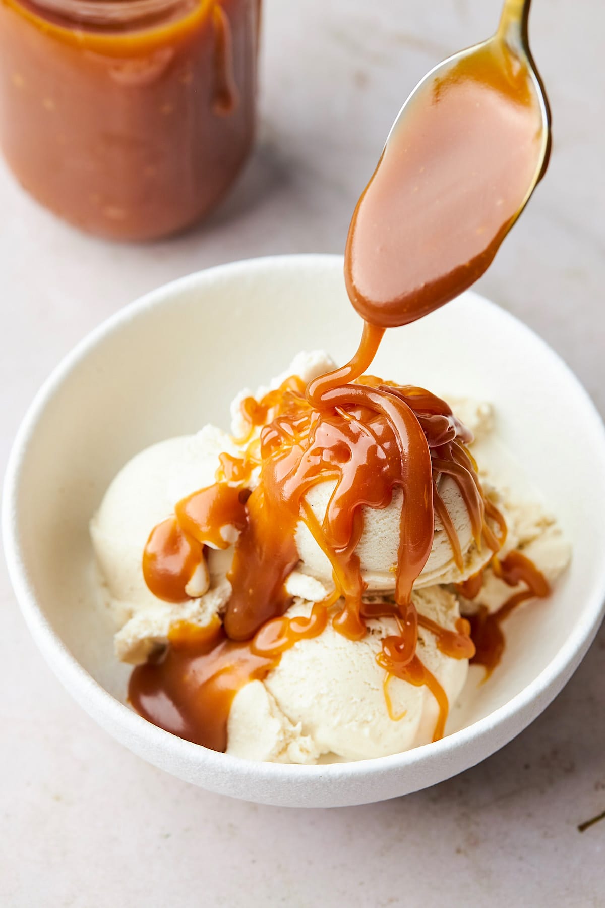 karamel sos vanilyalı dondurmanın üzerine kaşıkla gezdirilir. 