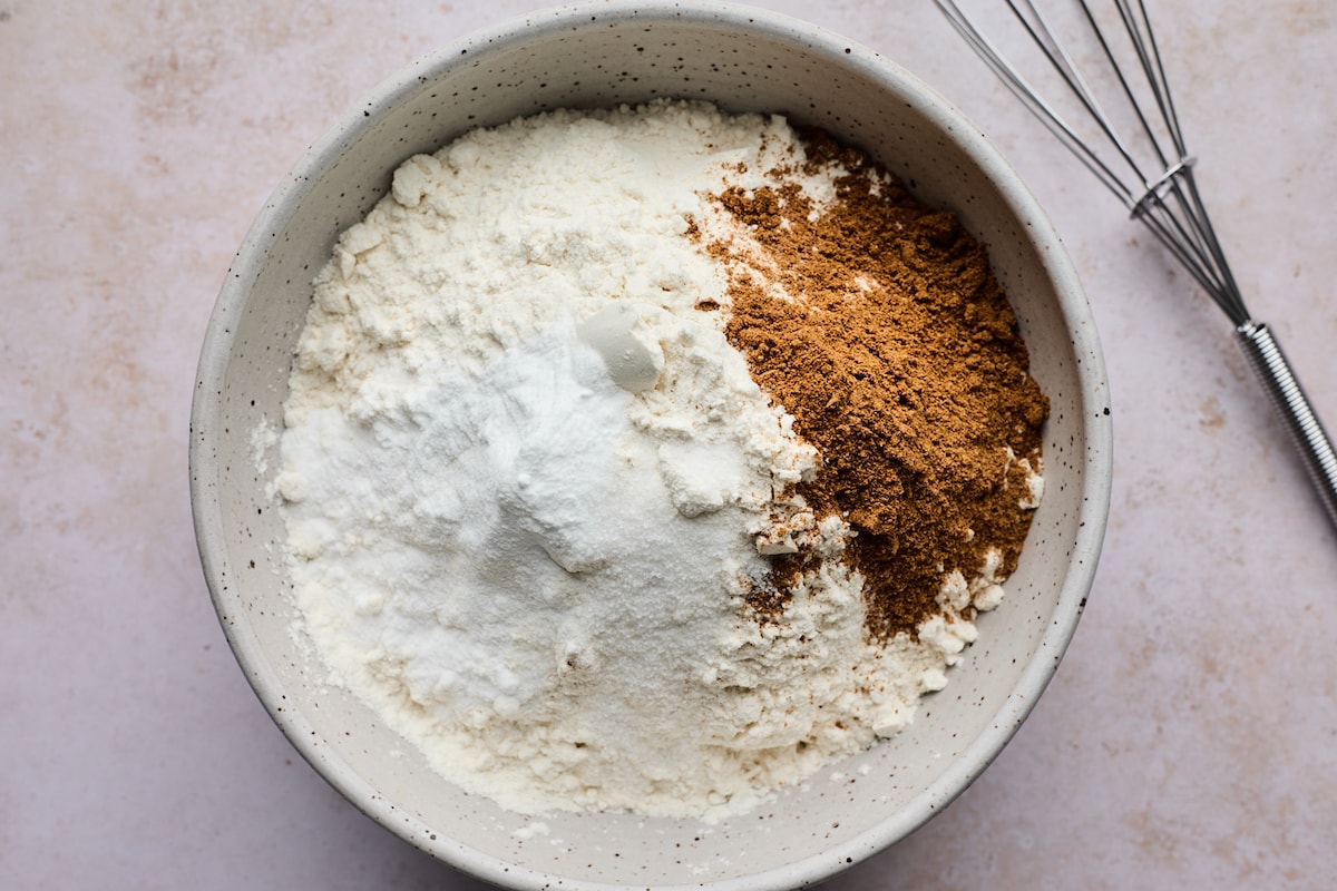 dry ingredients in bowl to make pumpkin bundt cake. 