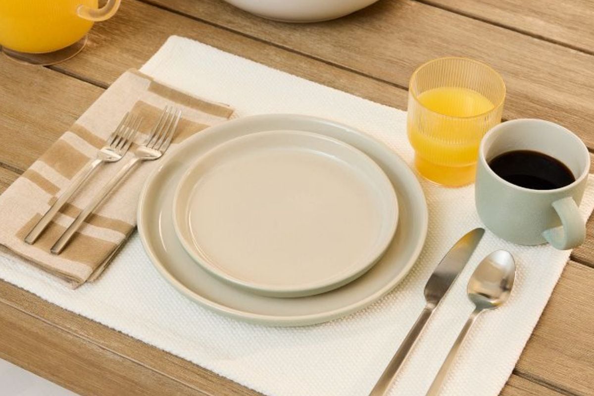 Kaloh Melamine Outdoor 16-Piece Dinnerware Set