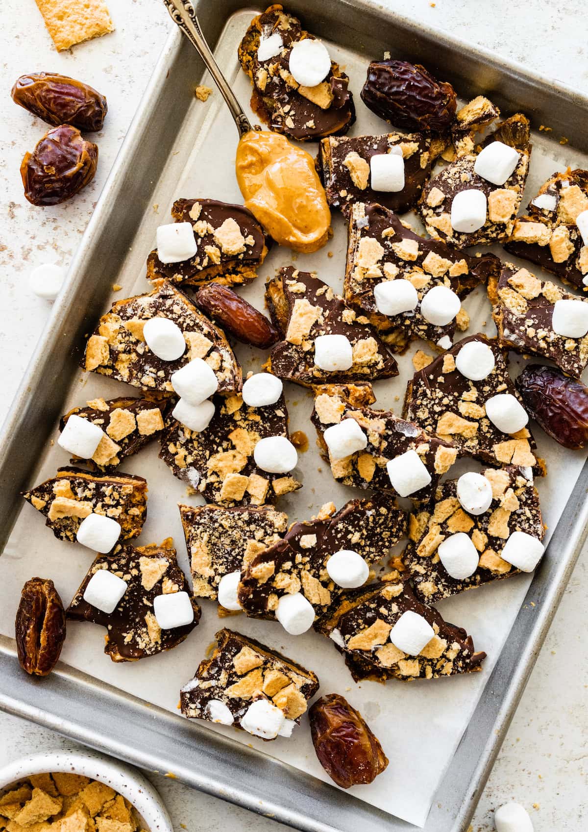 S’mores Date Bark – Two Peas & Their Pod
