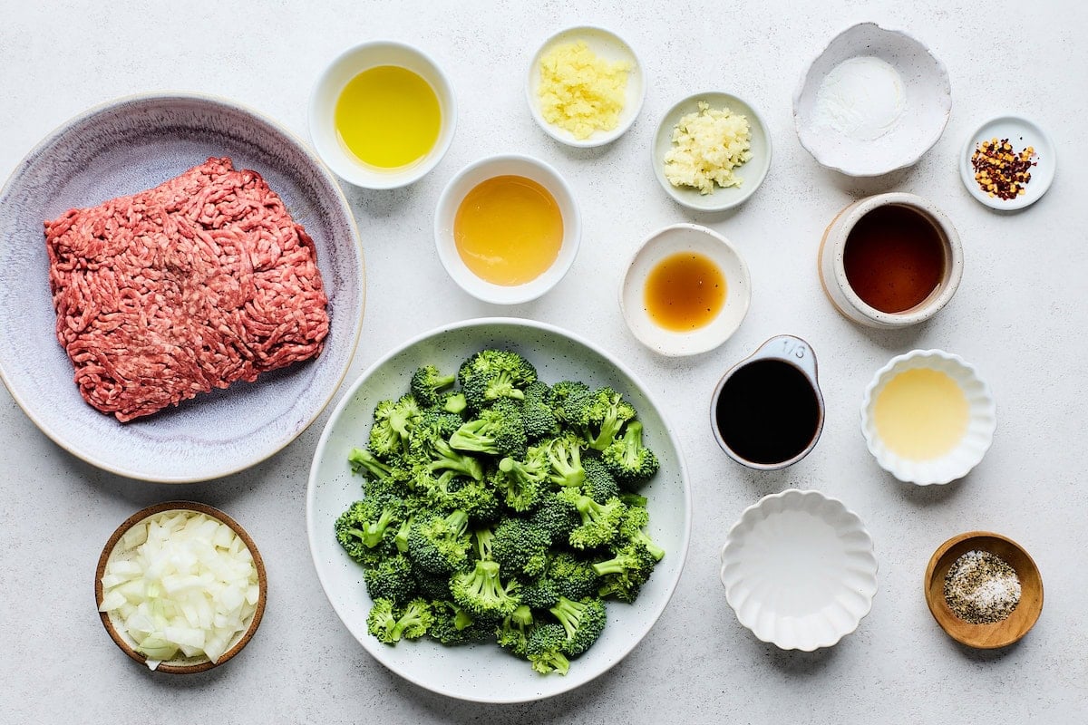 ingredients in bowls to make ground beef and broccoli.
