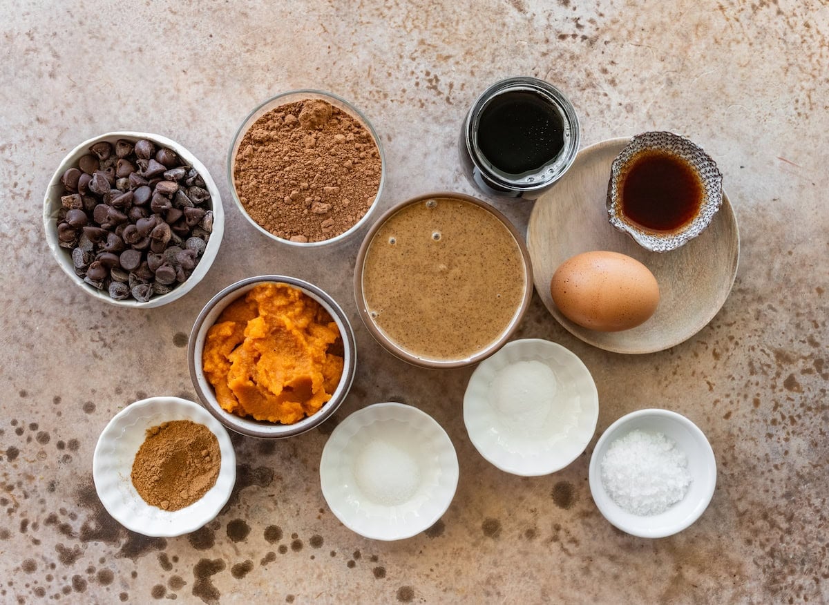 ingredients to make flourless pumpkin brownies. 